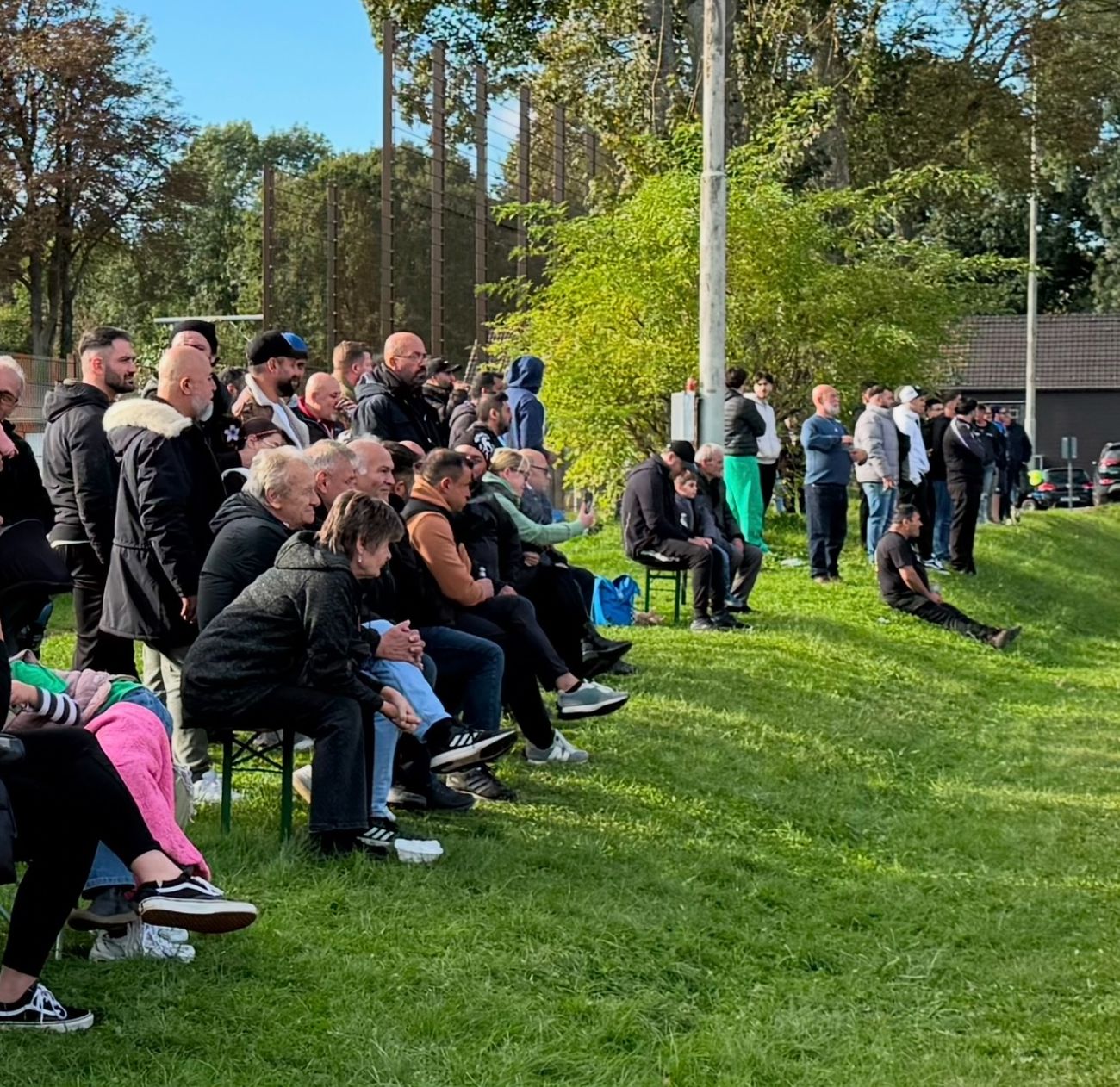 Amacspor-Community bei sonnigem Wetter am Spielfeldrand