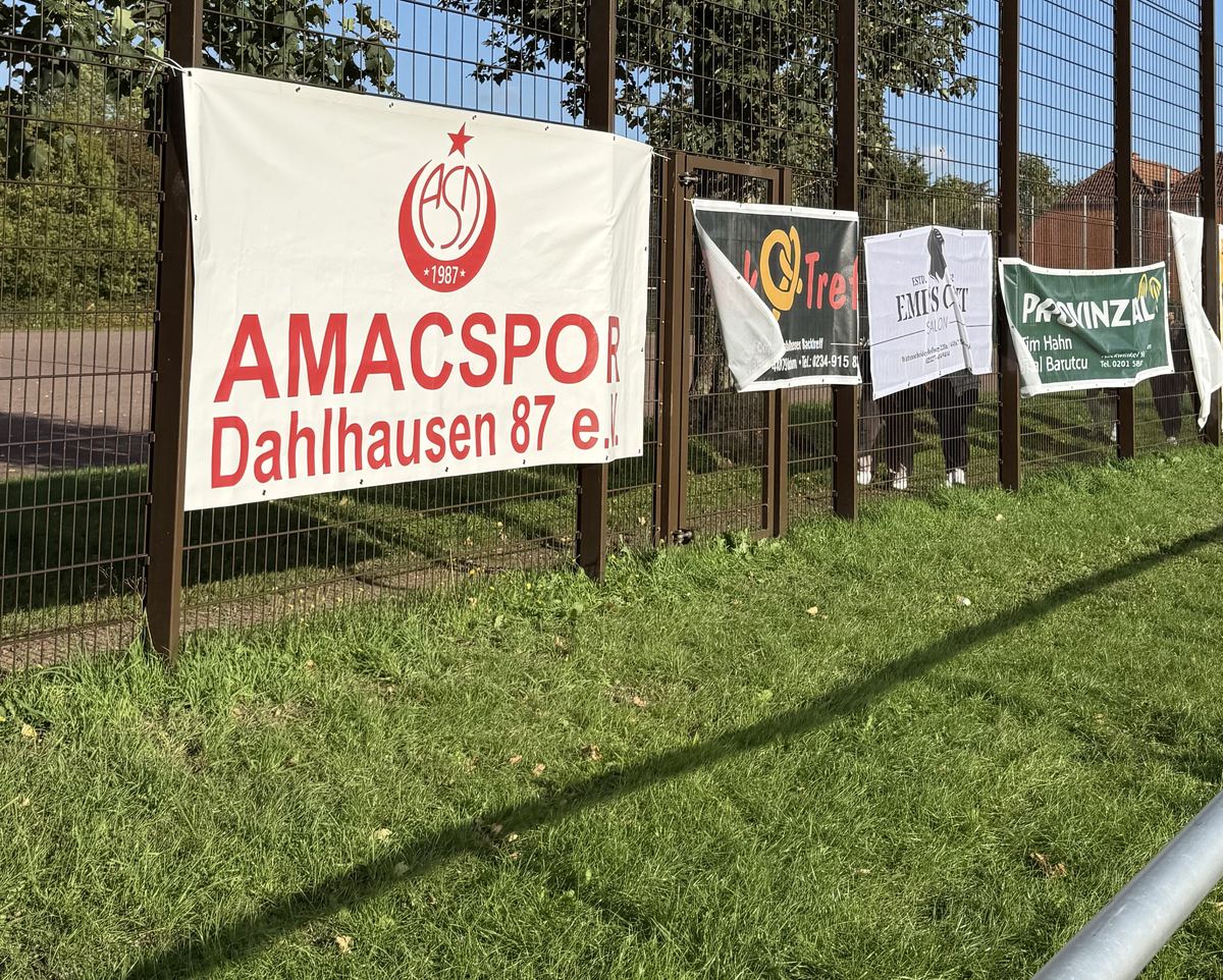 Sponsoren-Banner unserer Partner am Spielfeldzaun