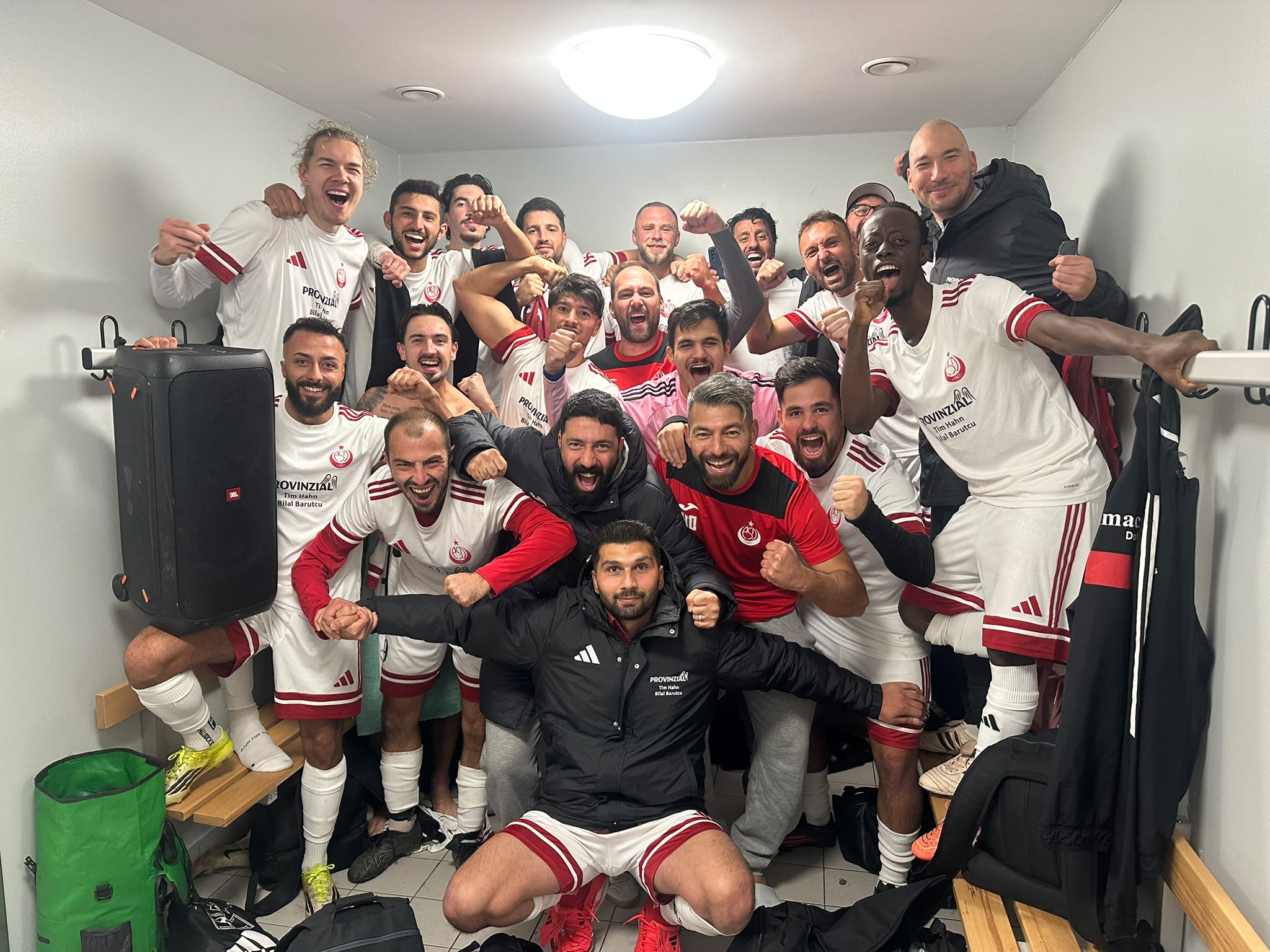 Amacspor Dahlhausen — Jubel in der Kabine nach dem Sieg