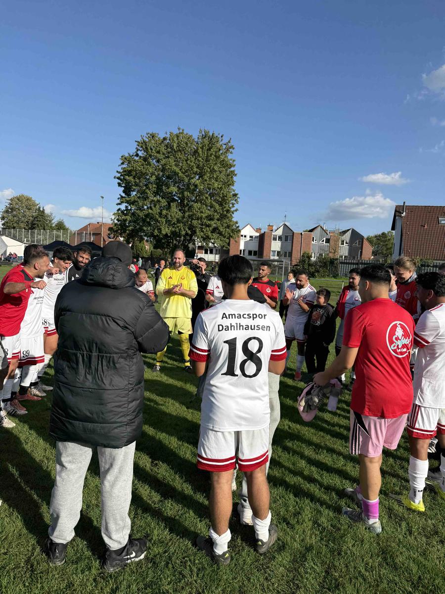 Amacspor Dahlhausen — Mannschaftskreis auf dem Platz